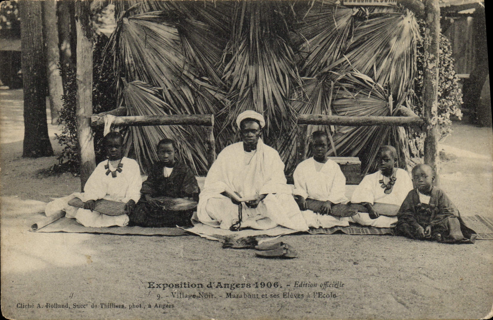 CPA Homme Noir negre Exposition d'Angers 1906 Village noir Marabout et ses eleves a l'ecole