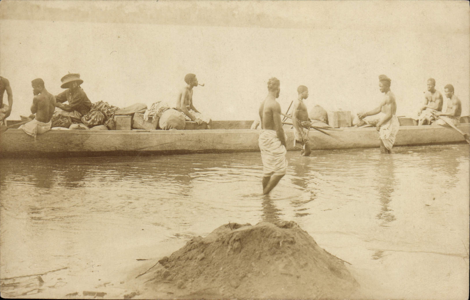 CARTE PHOTO Homme Noir negre en barque