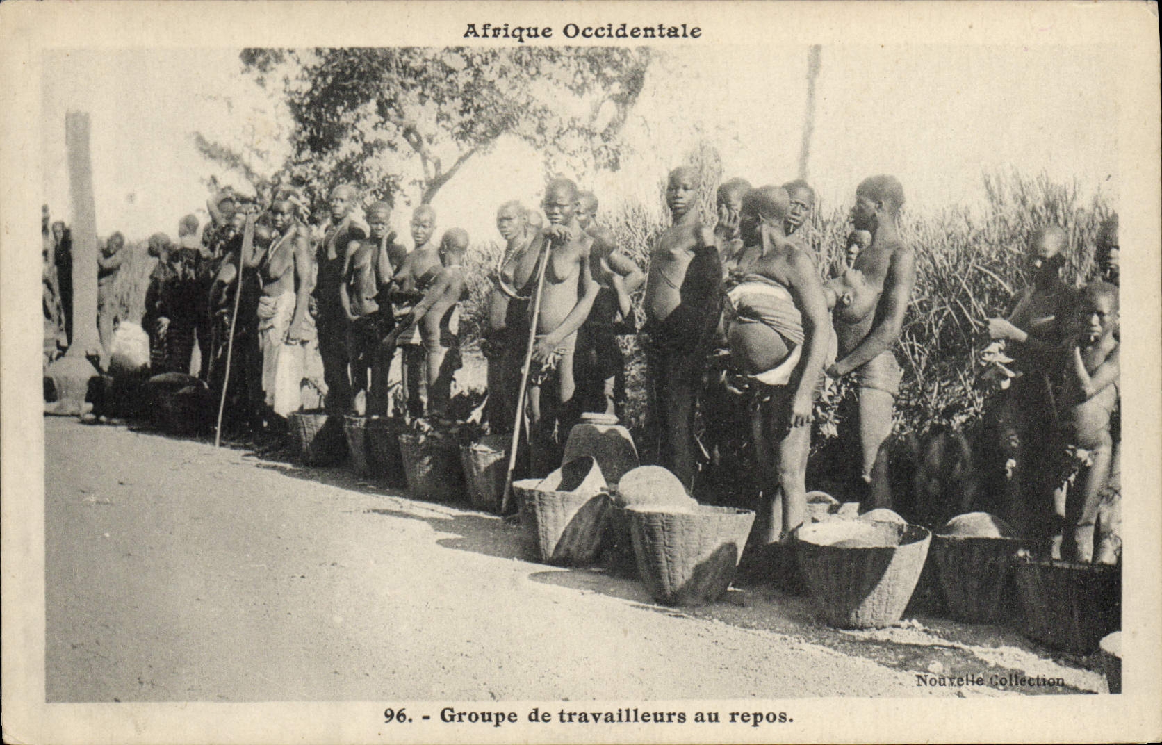 CPA Homme Noir negre Groupe de travailleurs au repos Afrique Occidentale