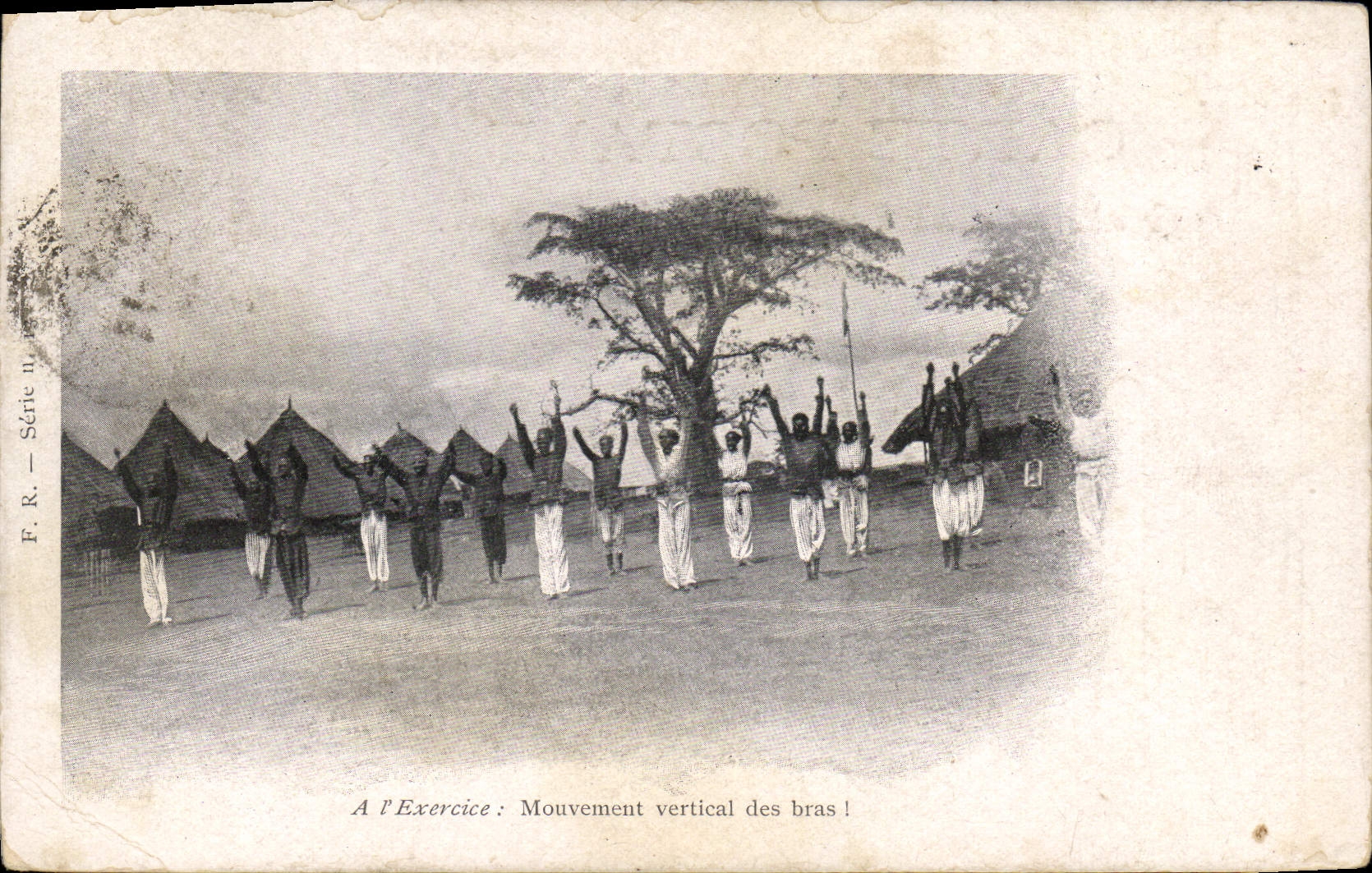 CPA Homme Noir negre A l'exercice Mouvement vertical des bras !