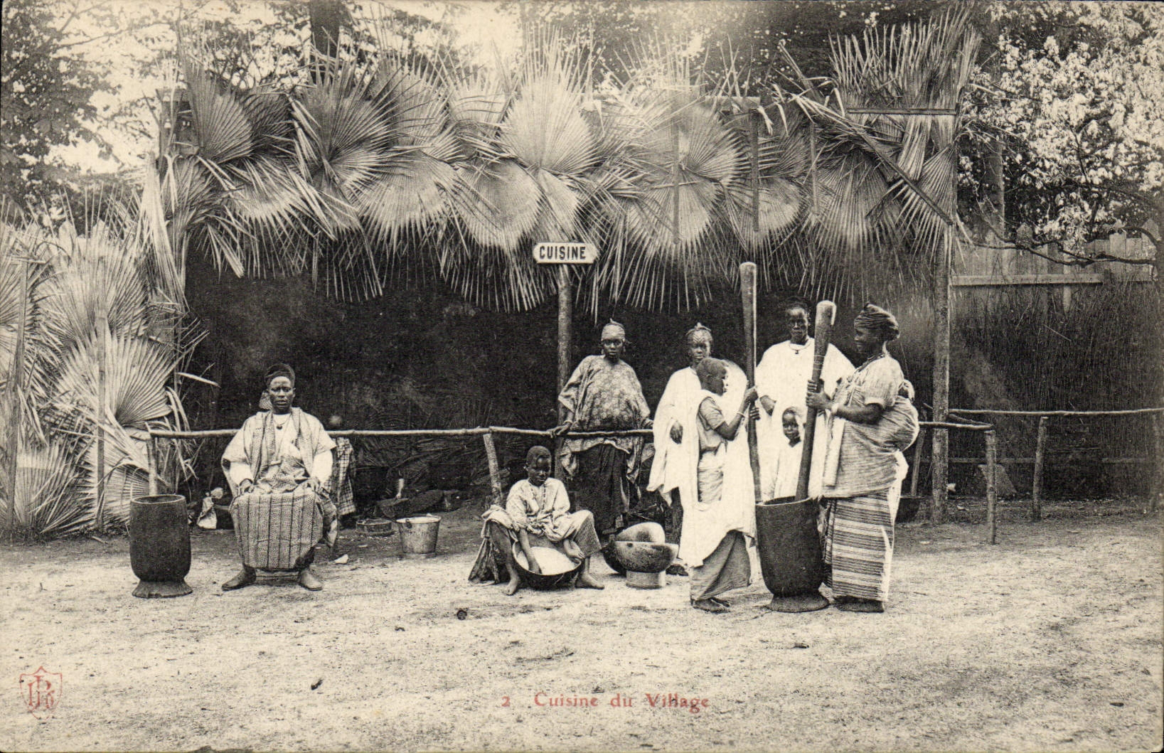 CPA Homme Noir negre Cuisine du village