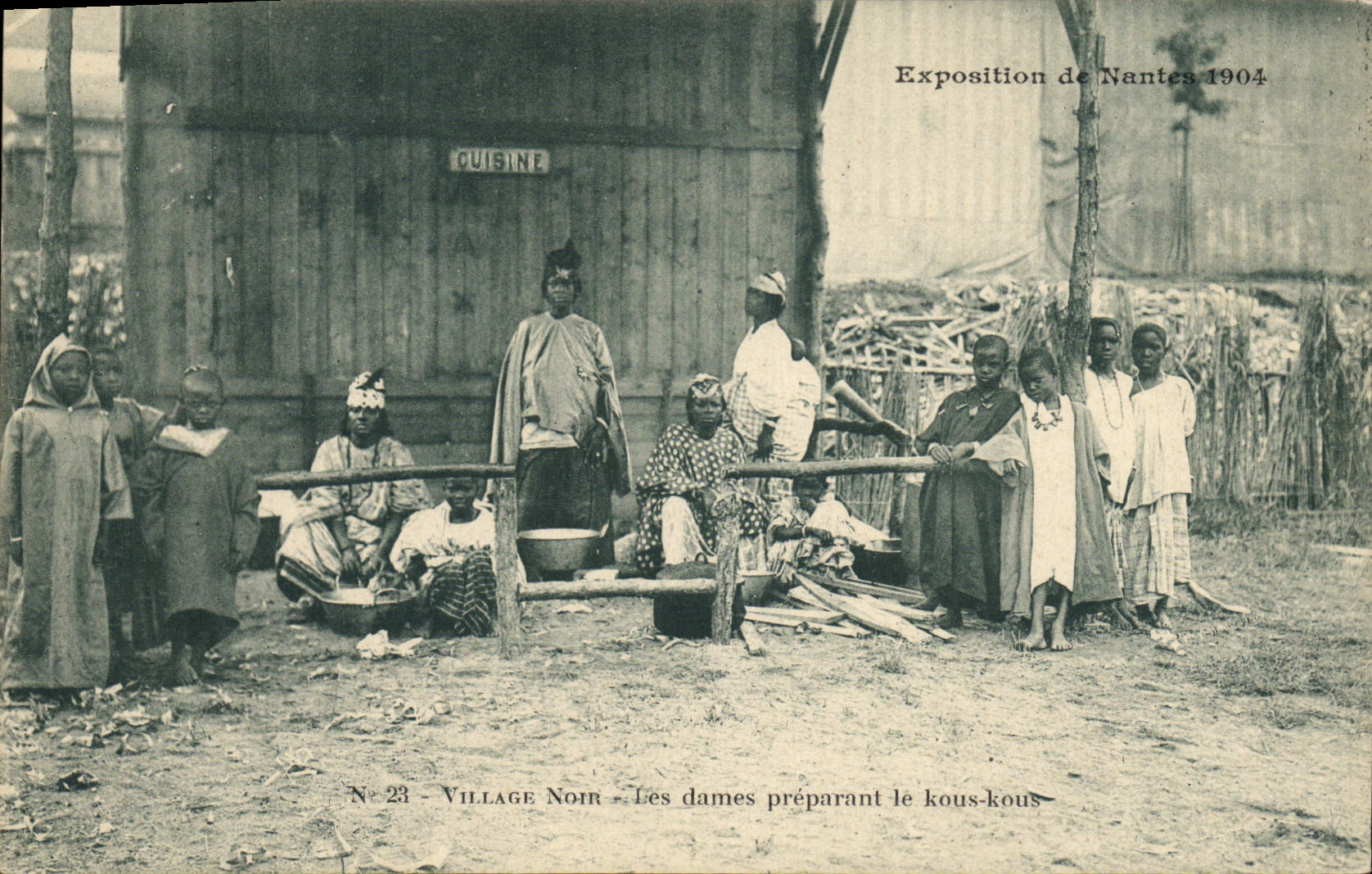 CPA Homme Noir negre Exposition de Nantes 1904 Village noir Les dames preparant le kous kous