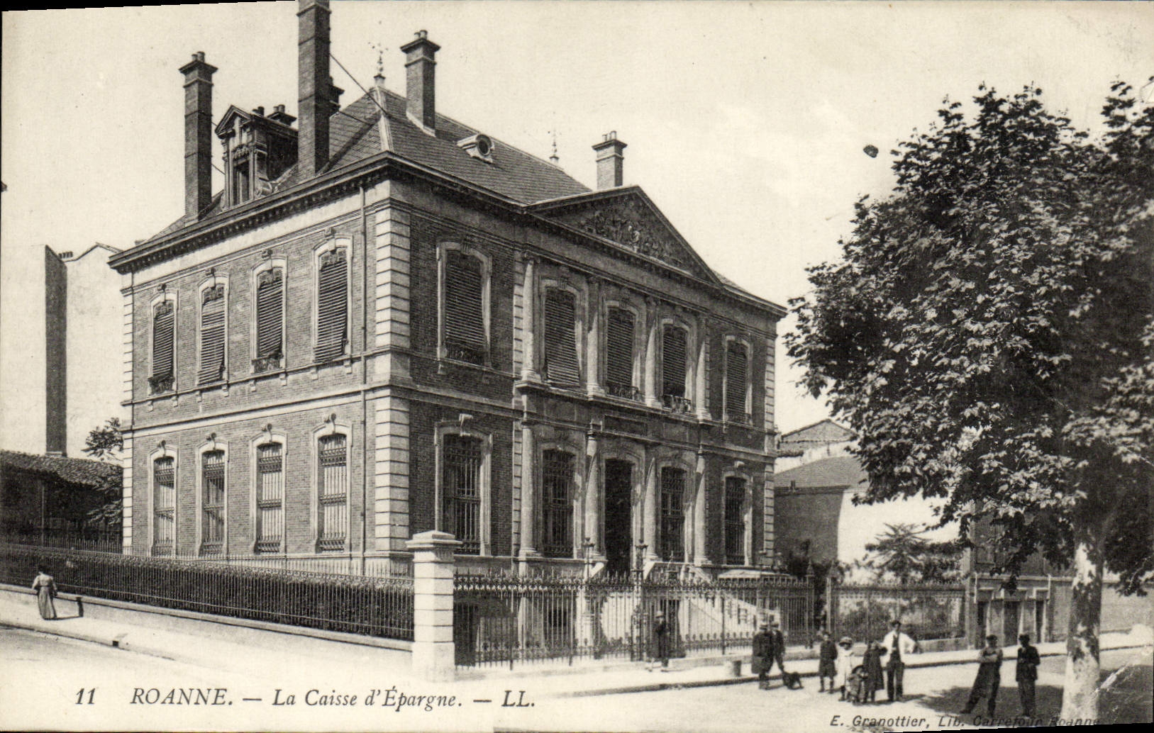 VINTAGE POSTCARD Bank Savings bank Roanne