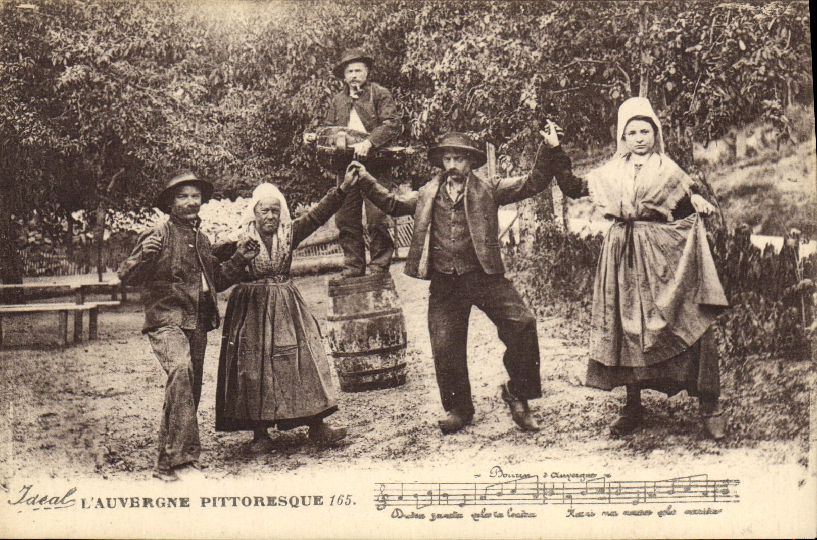 CPA Folklore Auvergne La bourree