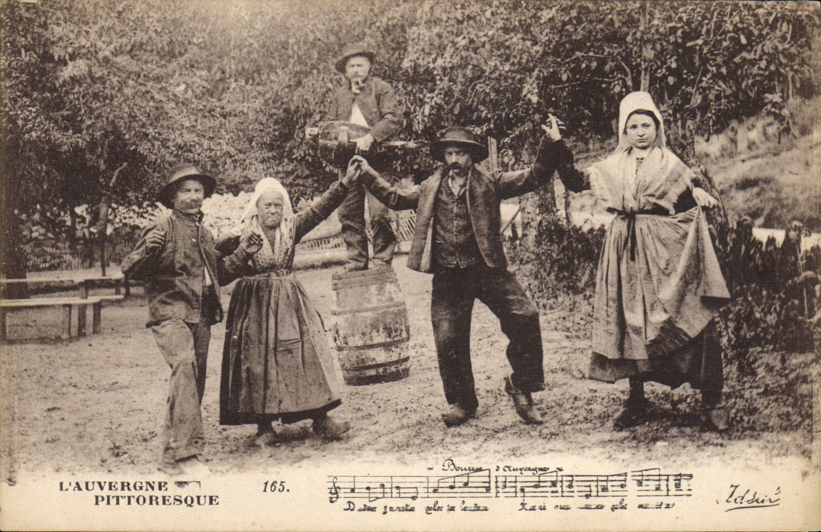 CPA Folklore Auvergne La bourree