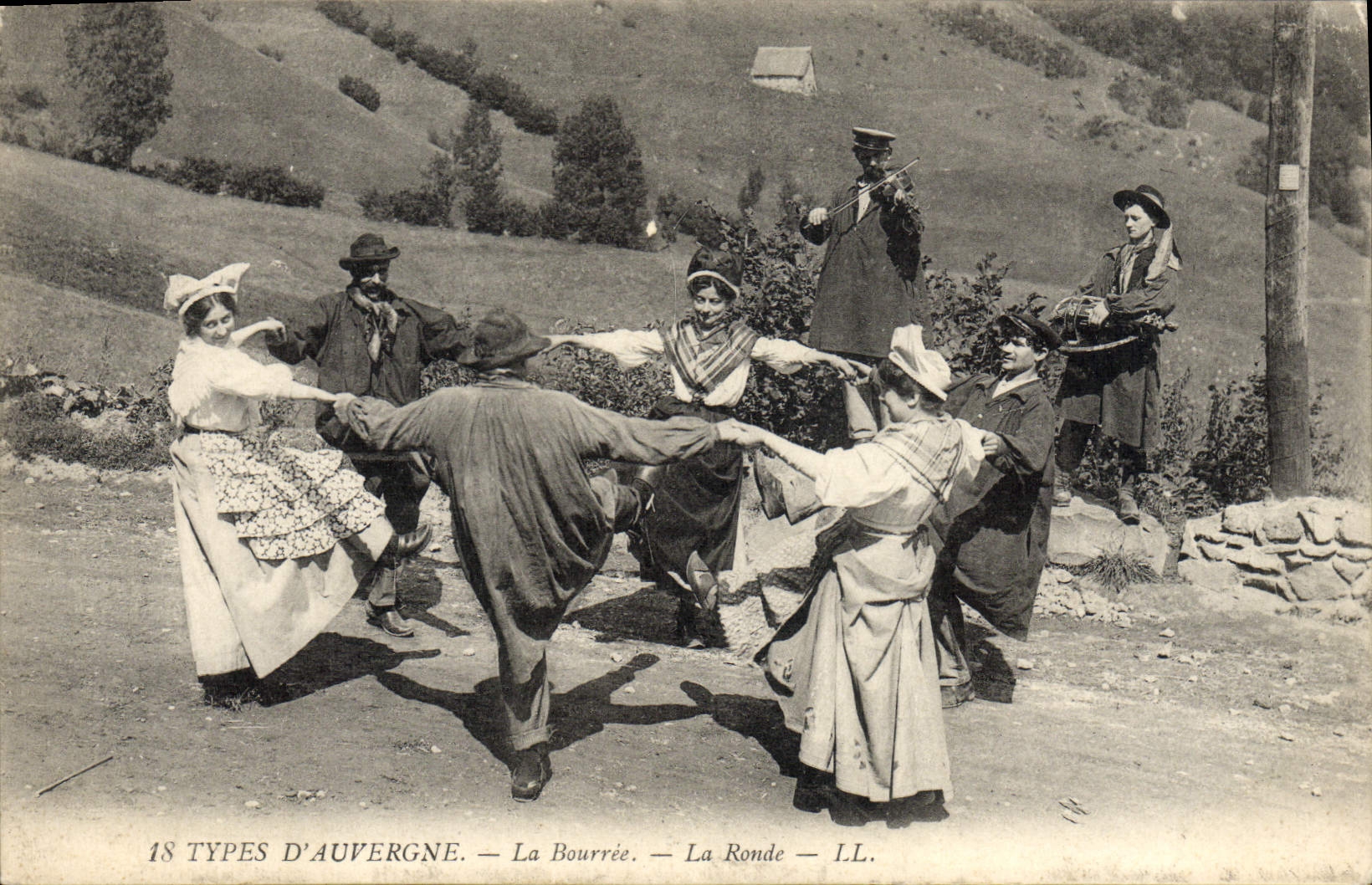 CPA Folklore Auvergne La bourree