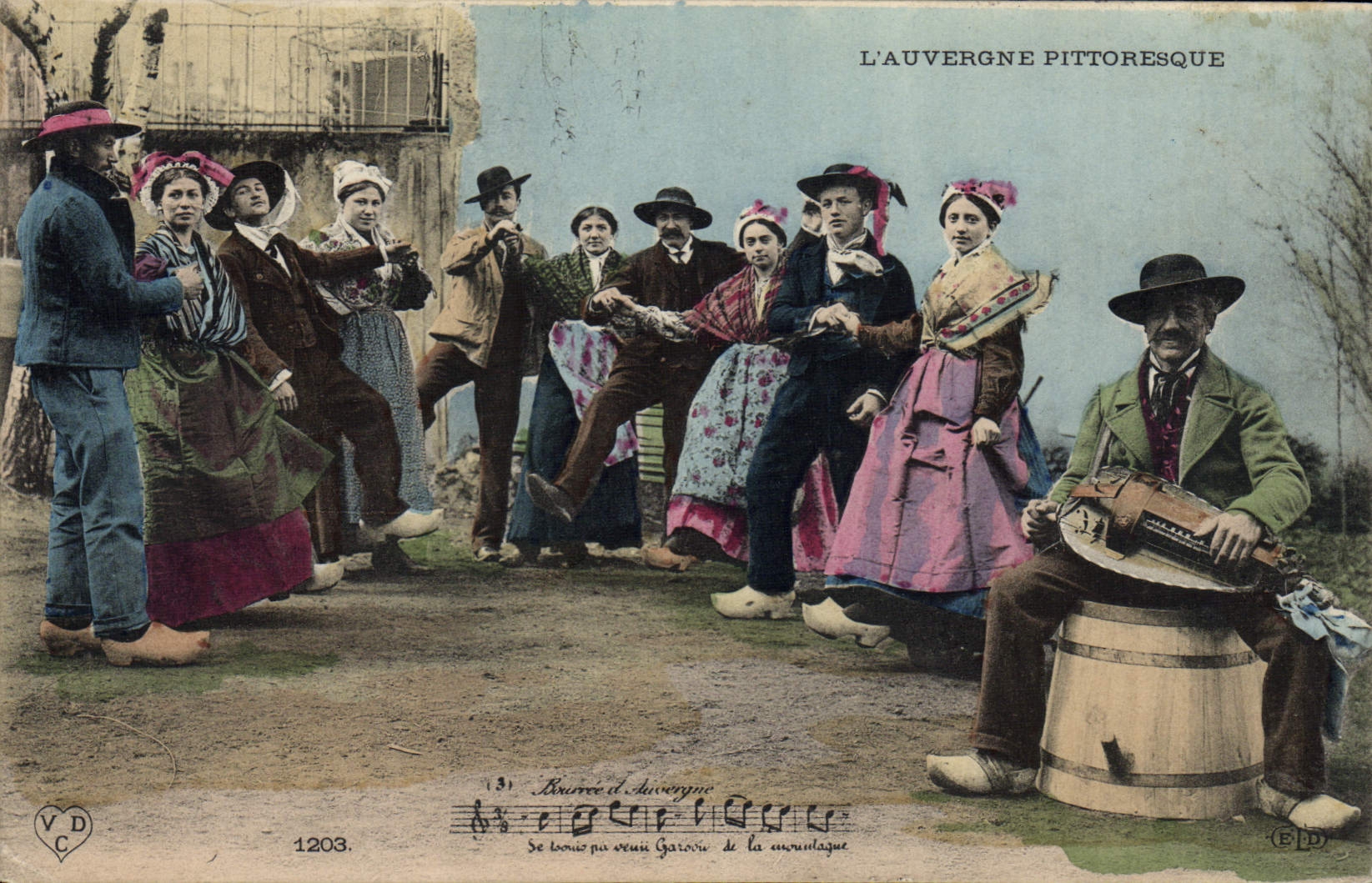 CPA Folklore Auvergne La bourree