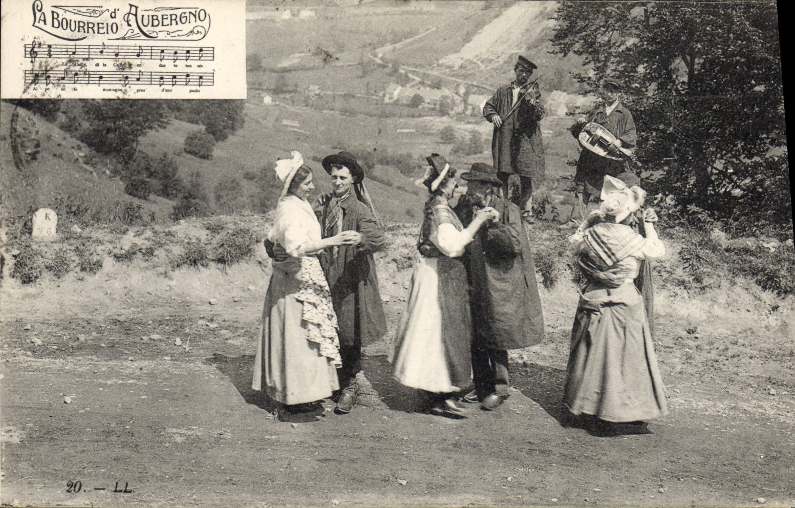 CPA Folklore Auvergne La bourree