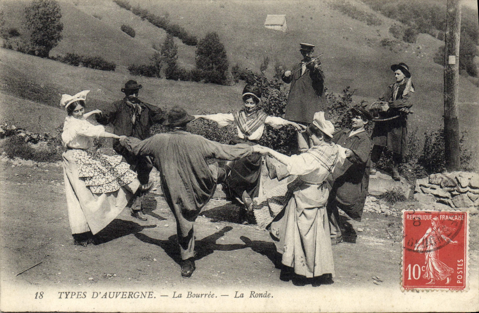 CPA Folklore Auvergne La bourree La ronde