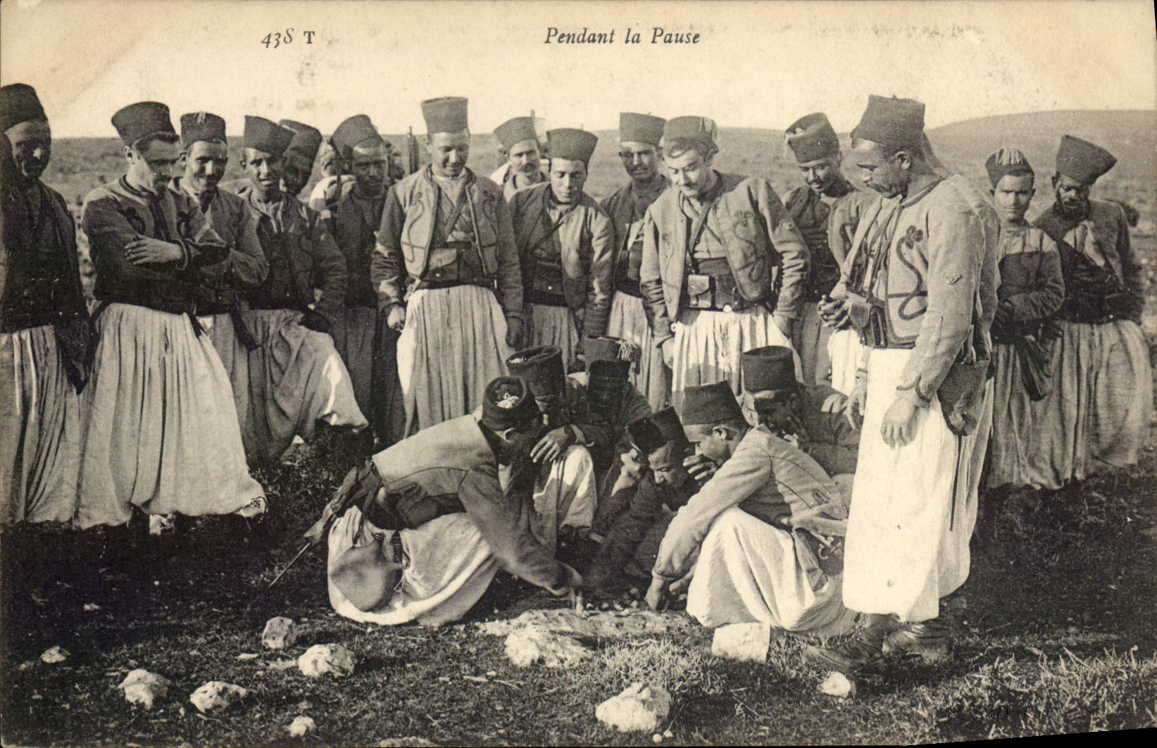 CPA Militaria Pendant la pause