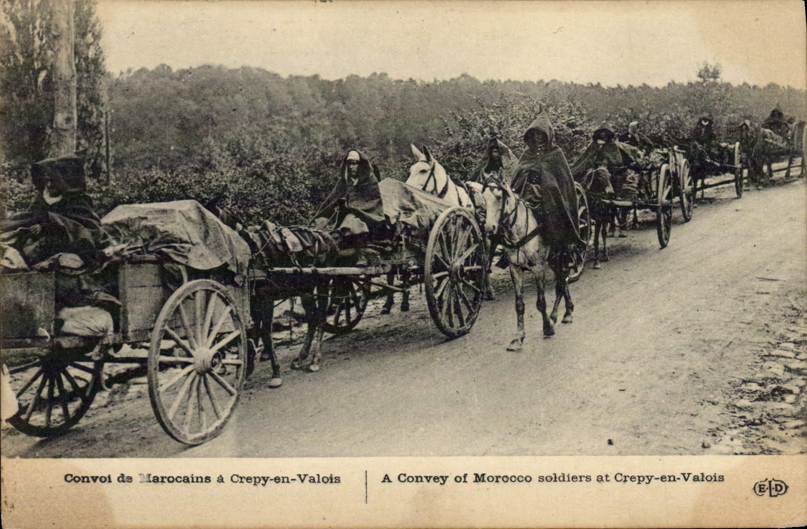 CPA Militaria Convoi de marocains a Crepy en Valois