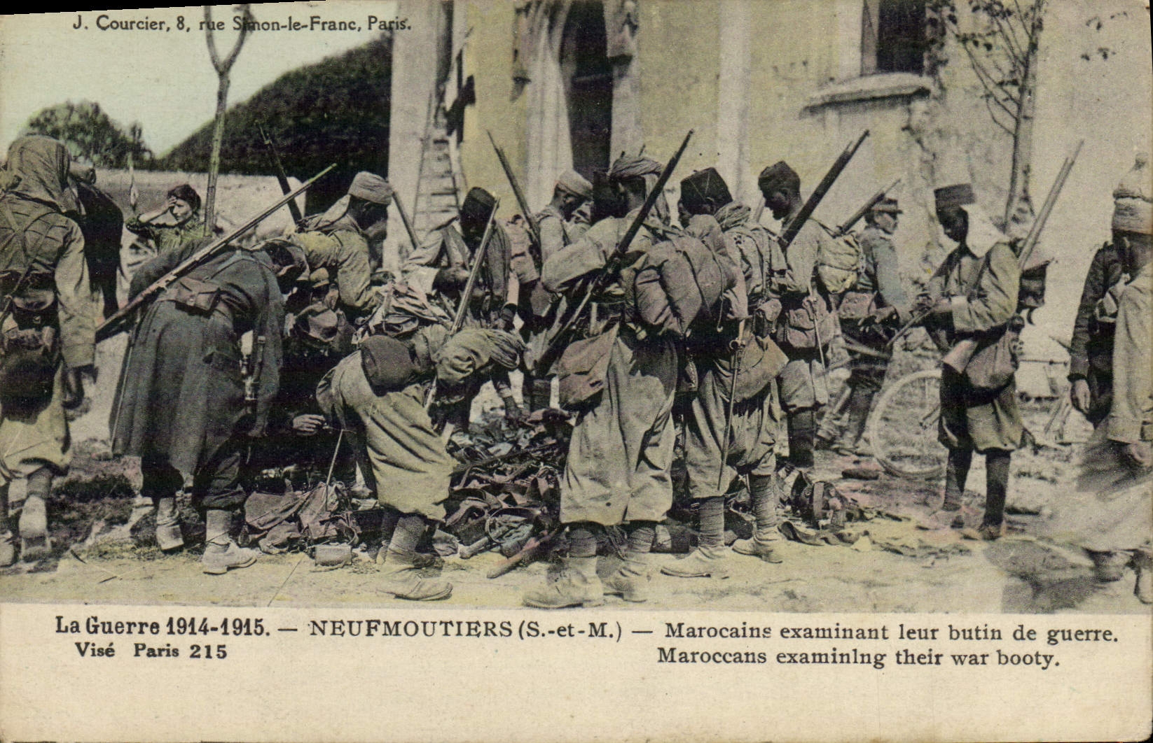 CPA Militaria Neufmoutiers Marocains examinant leur butin de guerre