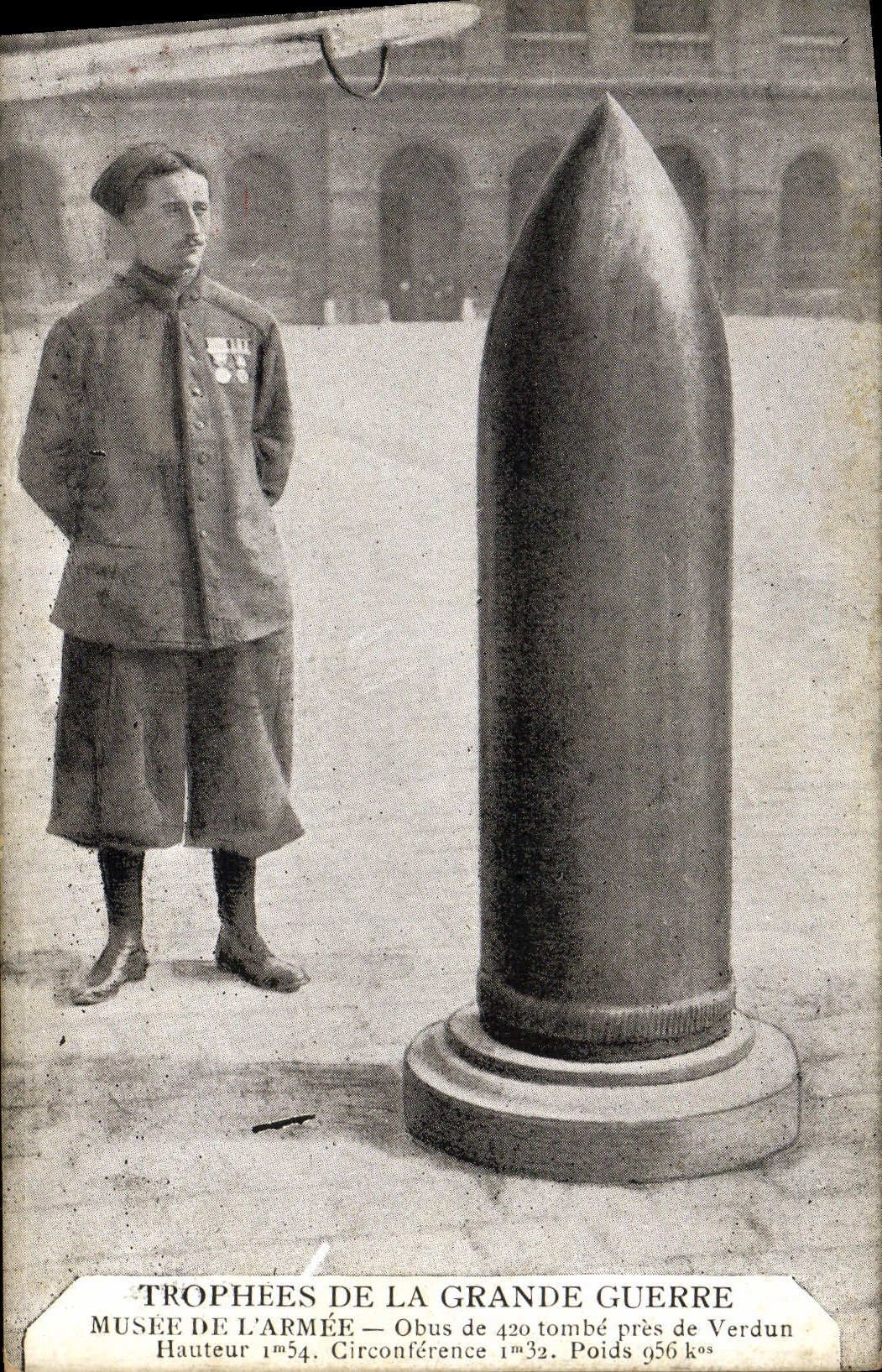 CPA Militaria Trophees de la grande guerre Musee de l'armee Obus de 420 tombe pres de Verdun