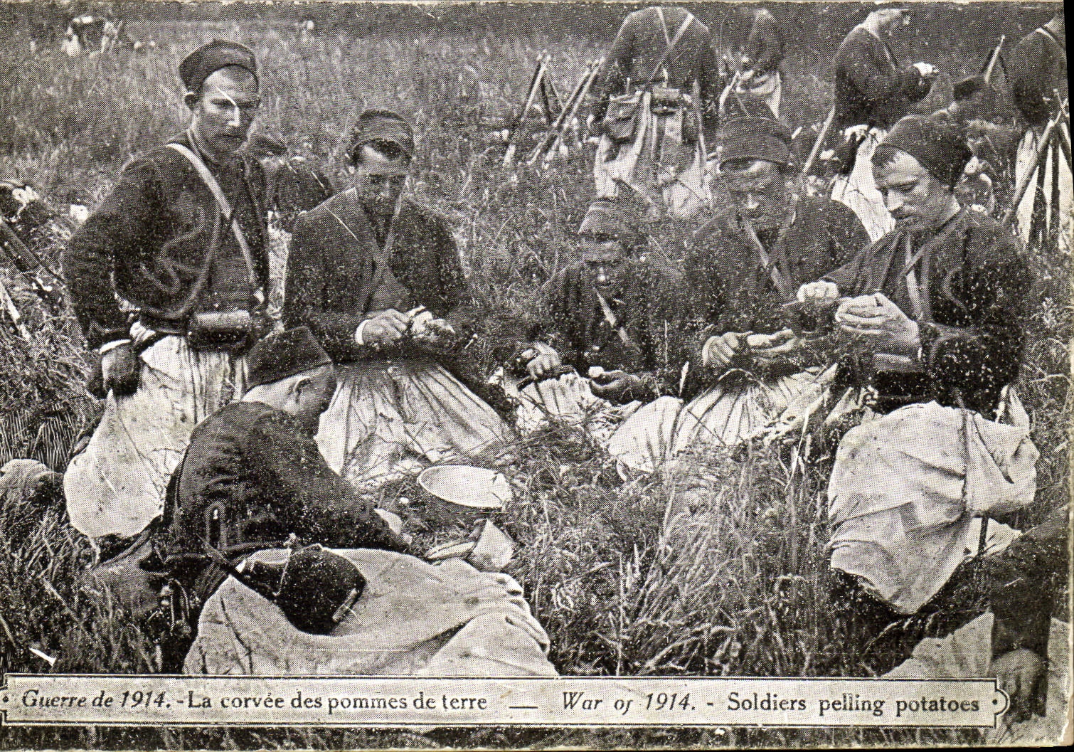 CPA Militaria La corvee de pommes de terre
