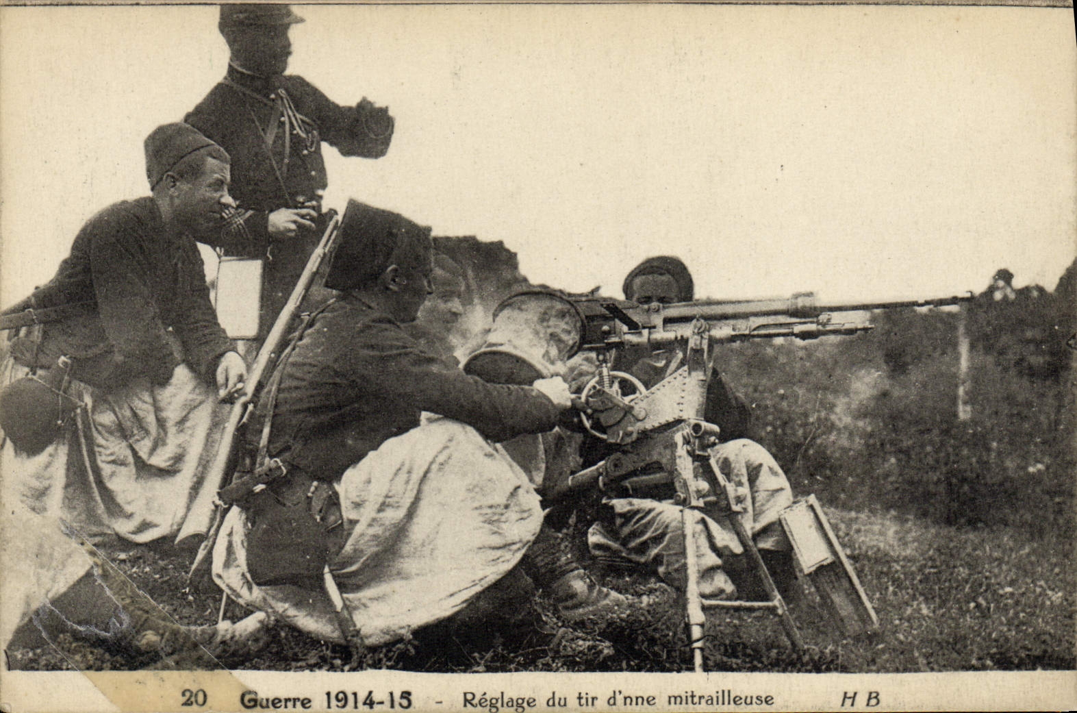 CPA Militaria Reglage de tir de mitrailleuse