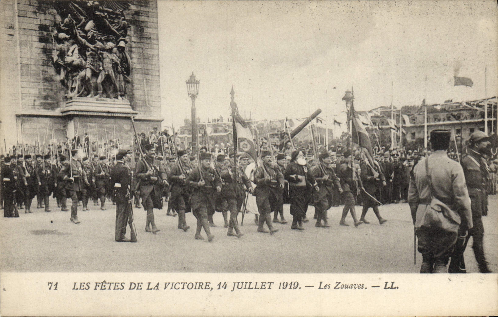 CPA Militaria Les fetes de la Victoire 14 Juillet 1919 Les zouaves