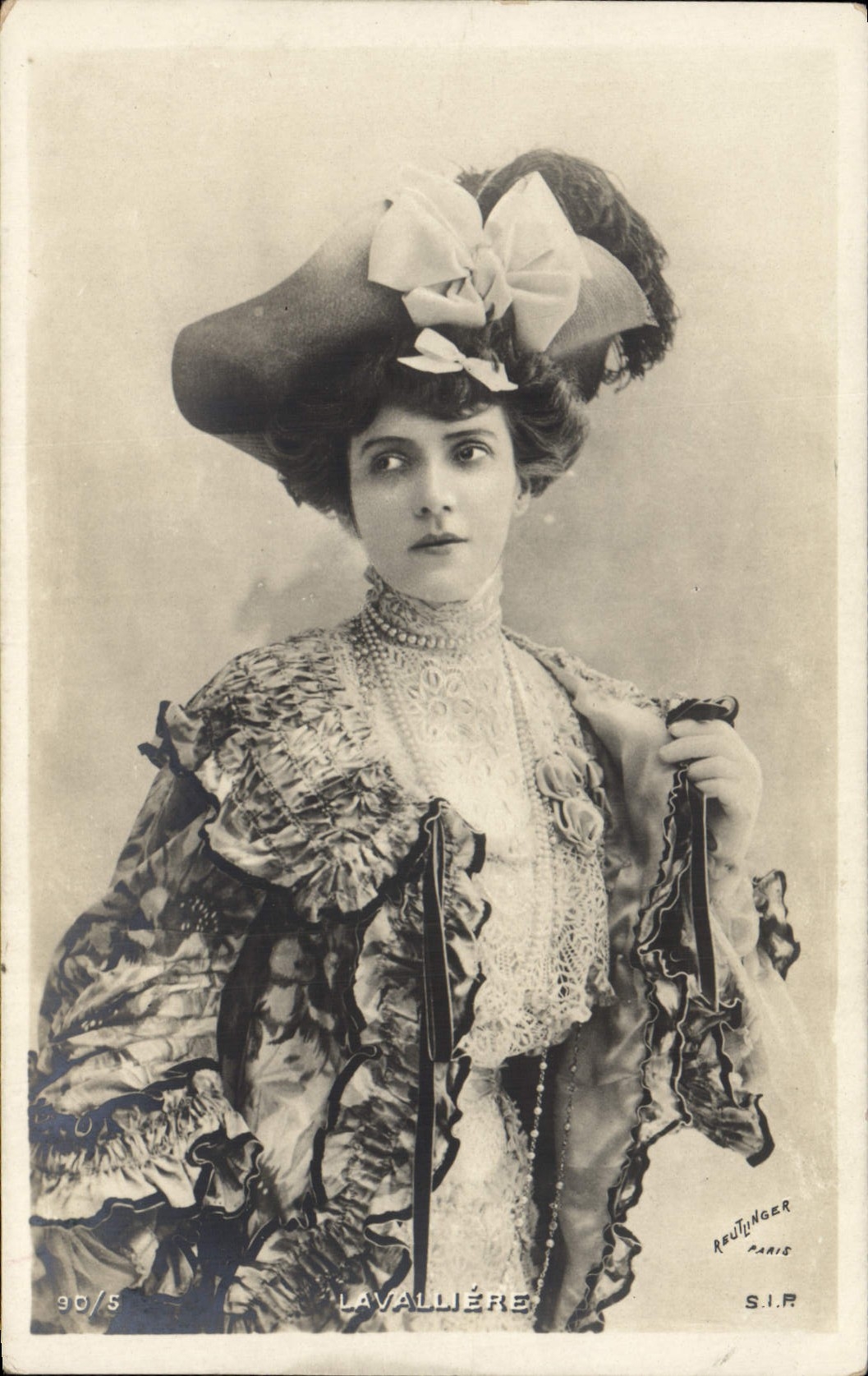 CPA Fantaisie Femme Lavalliere