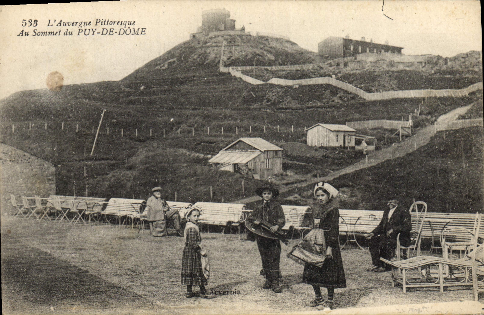 CPA Folklore Auvergne Au sommet du Puy de Dome 