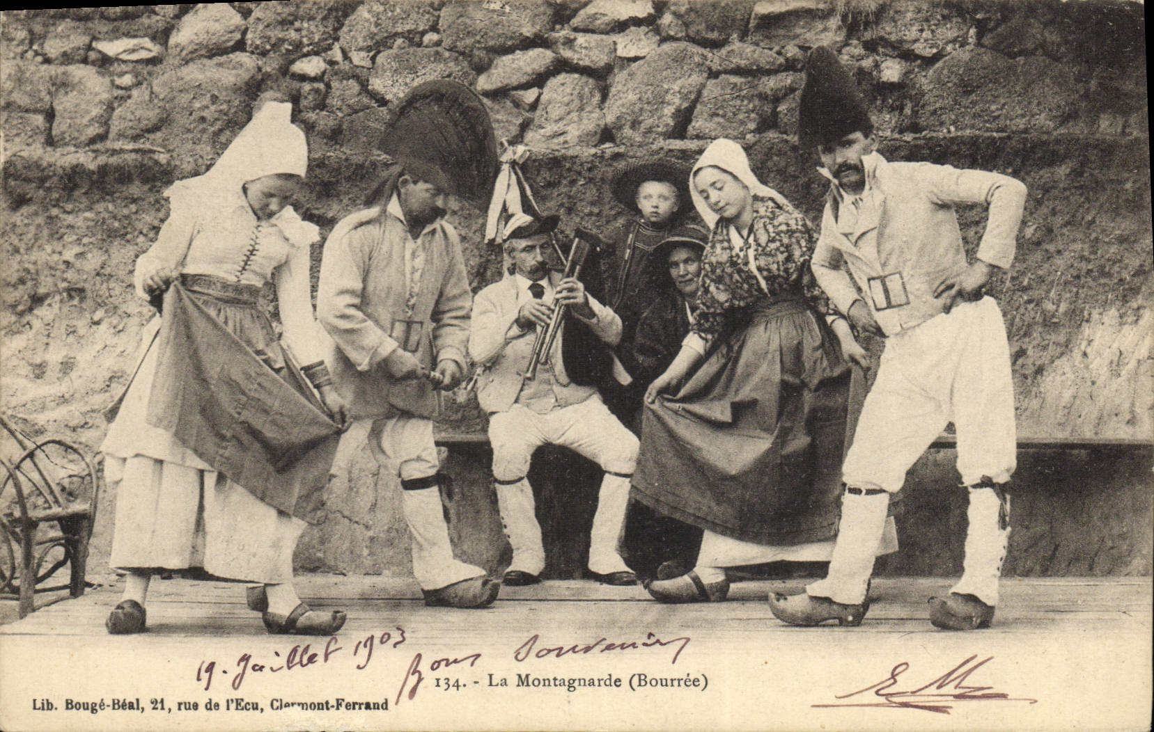 CPA Folklore Auvergne La Montagnarde Bourree