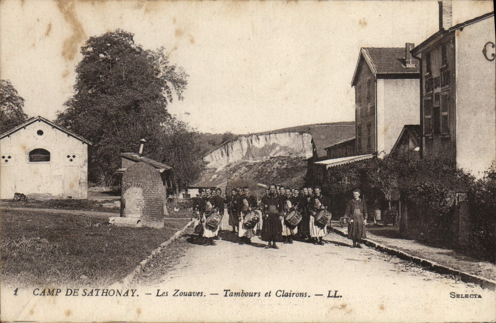 CPA Militaria Camp de Sathonay Les zouaves Tambours et clairons