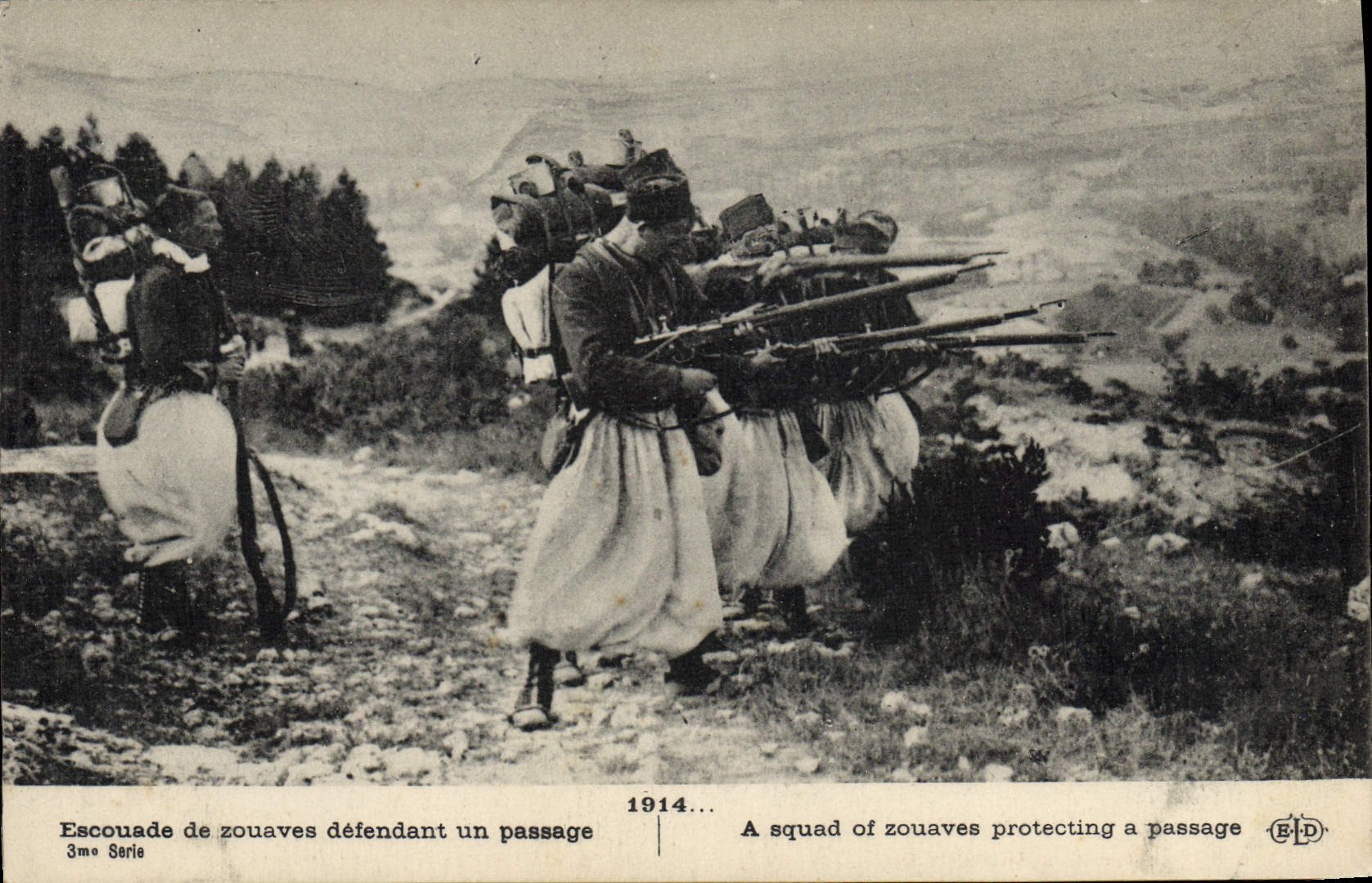 CPA Militaria Escouade de zouaves defendant un passage 
