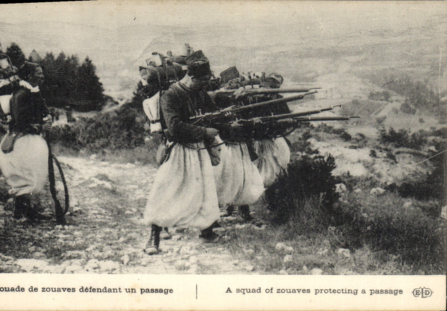 CPA Militaria Escouade de zouaves defendant un passage 