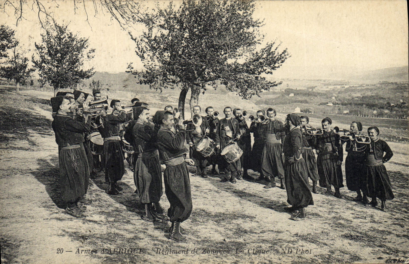 CPA Militaria Armee d'Afrique Regiment de zouaves La clique 