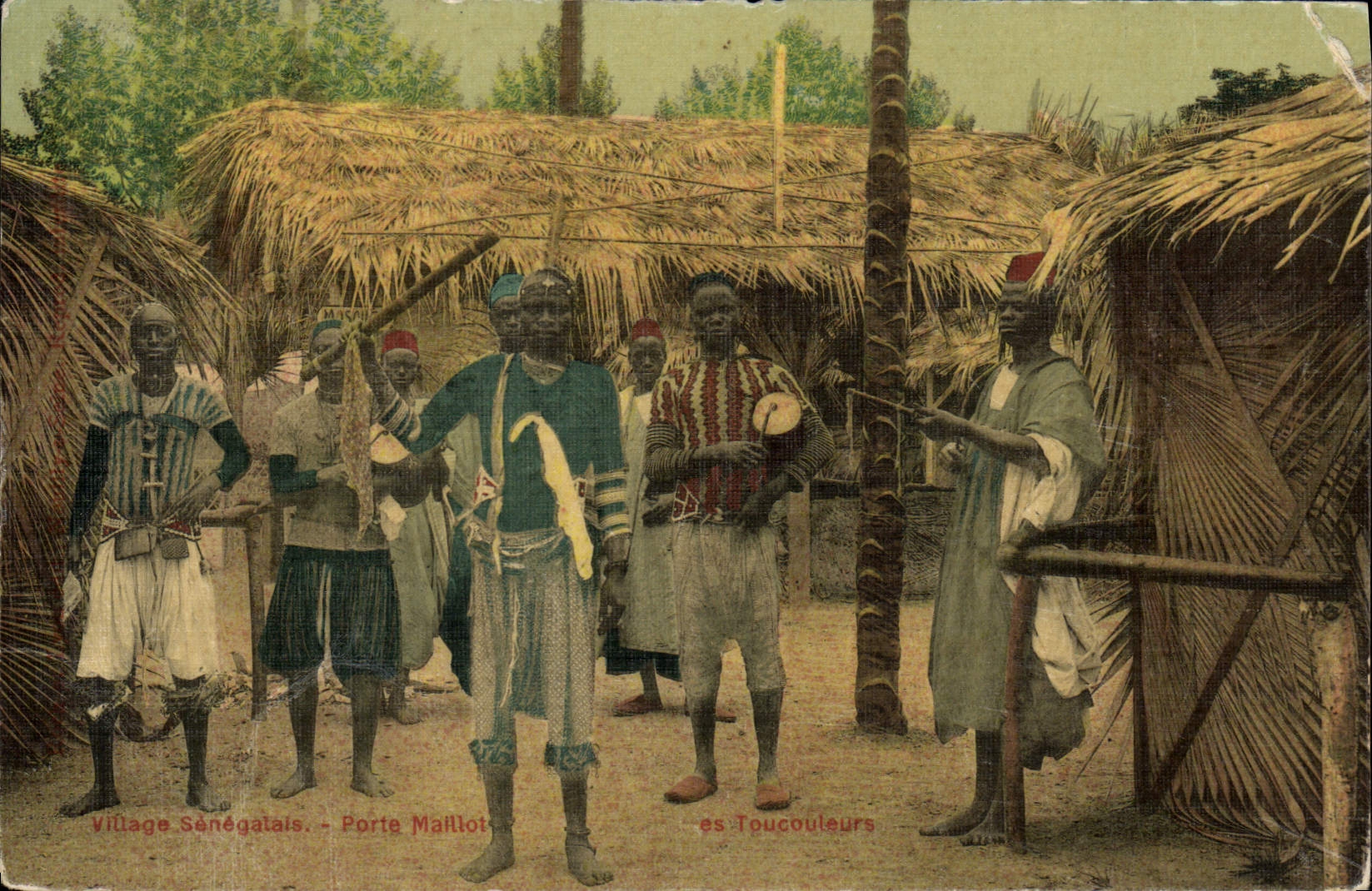 CPA Negre Homme Noir Village Senegalais Porte Maillot Toucouleurs 