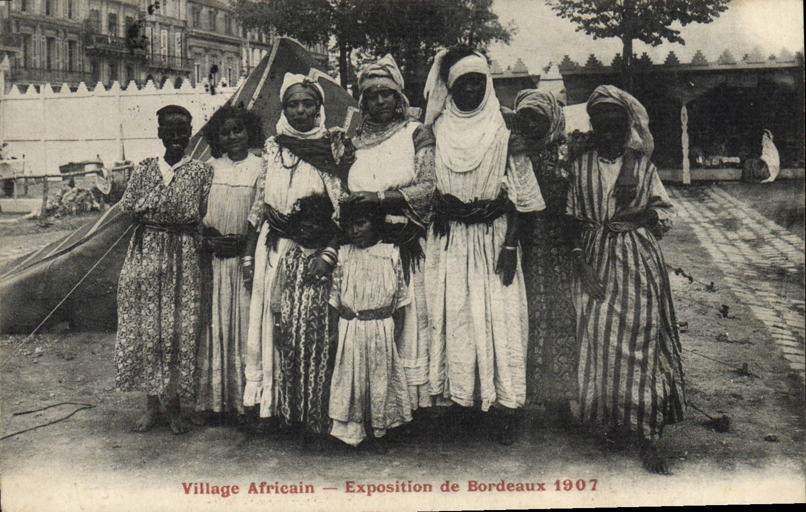 CPA Negre Homme Noir Village africain Exposition de Bordeaux 1907