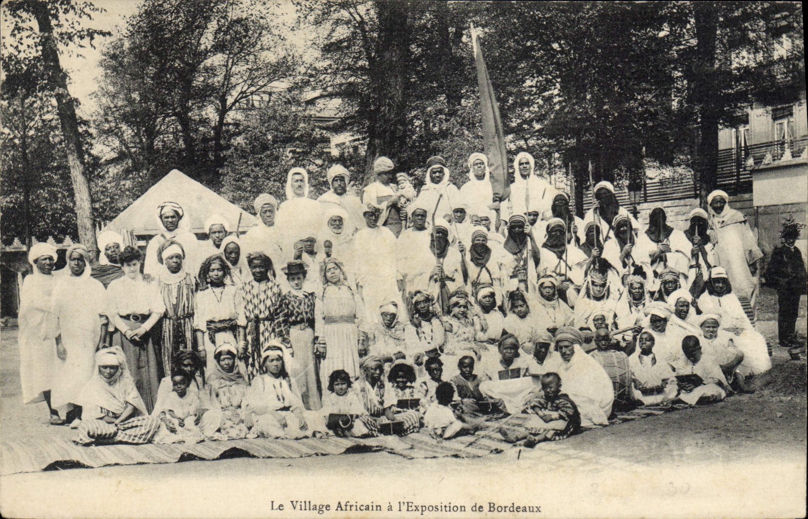 CPA Negre Homme Noir Le village africain a l'exposition de Bordeaux