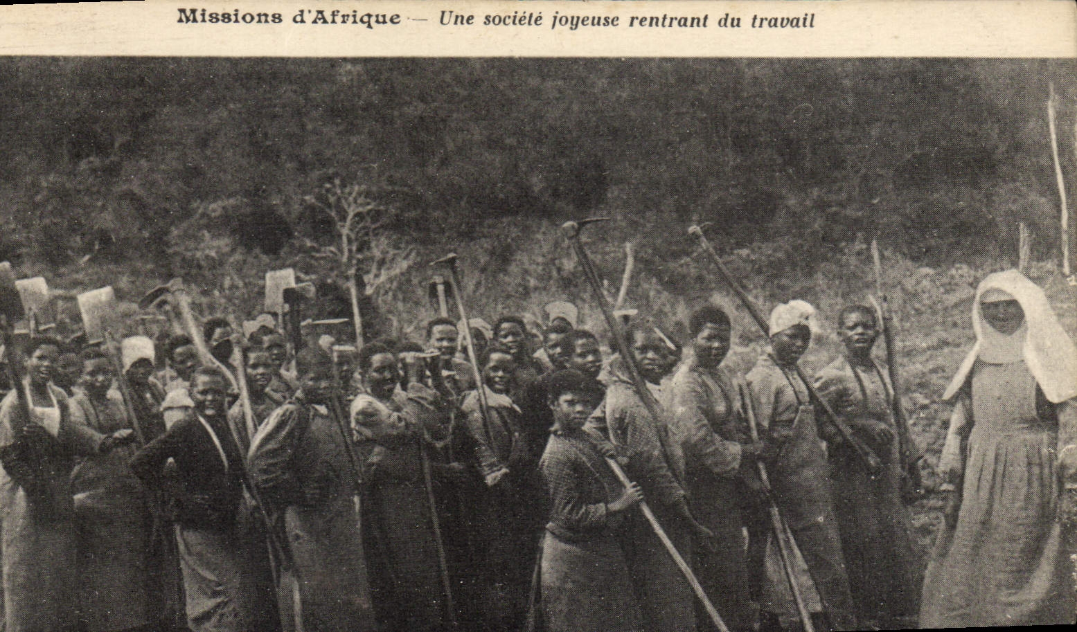 CPA Negre Homme Noir Missions d'Afrique Une societe joyeuse rentrant du travail