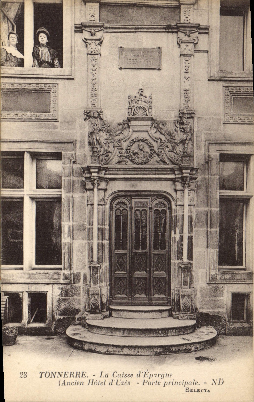 CPA Banque Tonnerre Caisse d'Epargne Ancien Hotel d'Uzes Porte principale