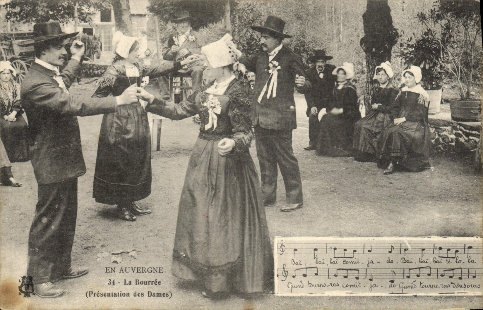 CPA Folklore Auvergne La bourree Presentation des Dames 