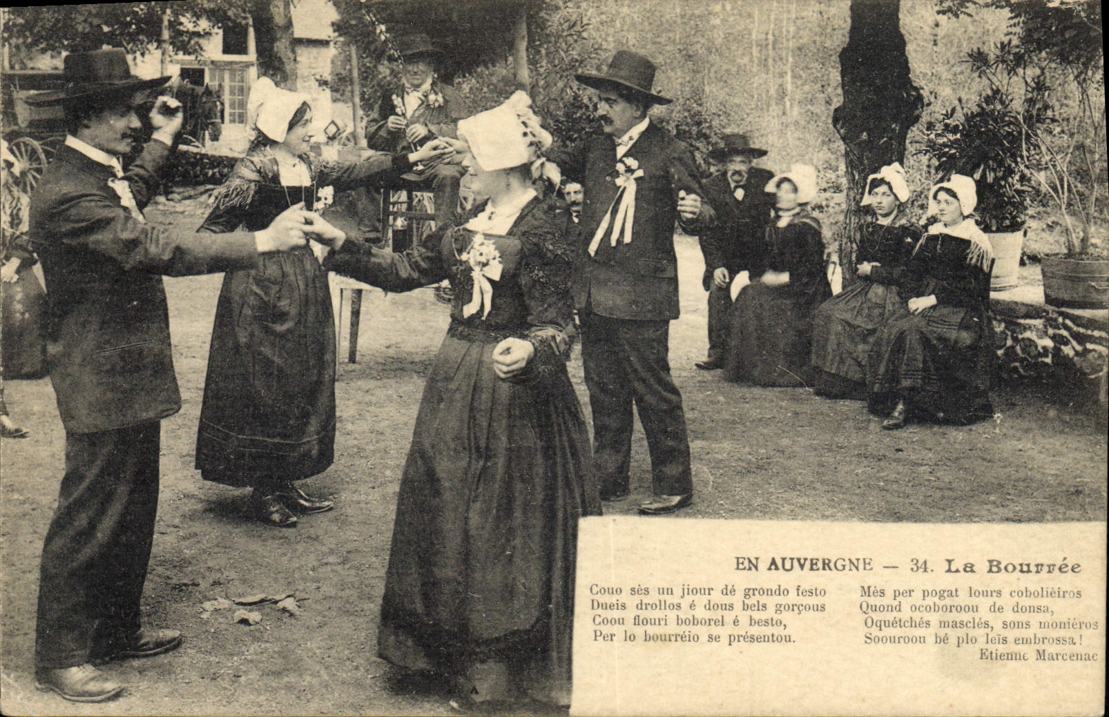 CPA Folklore Auvergne La bourree