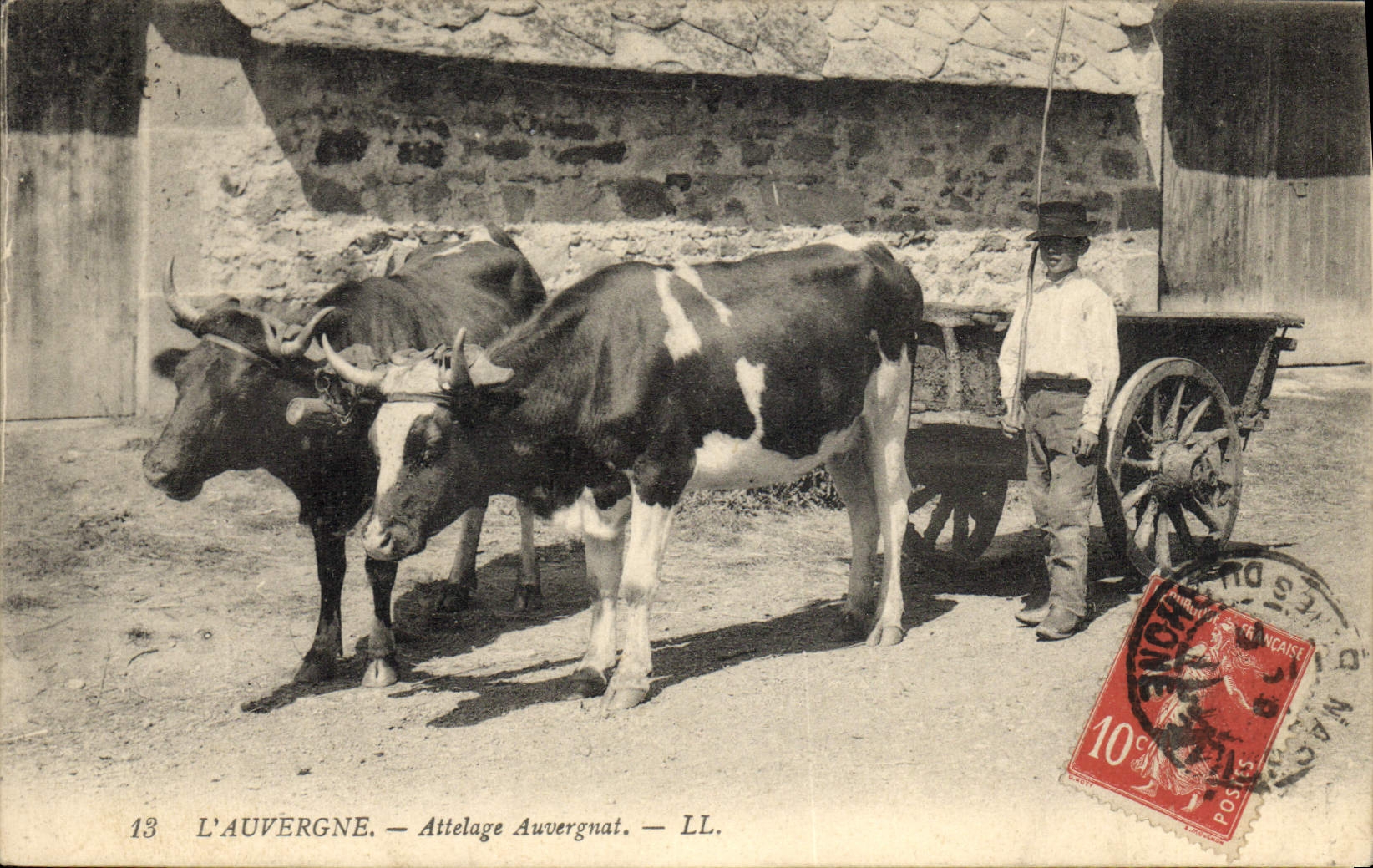 CPA Folklore Auvergne Attelage Auvergnat Enfant