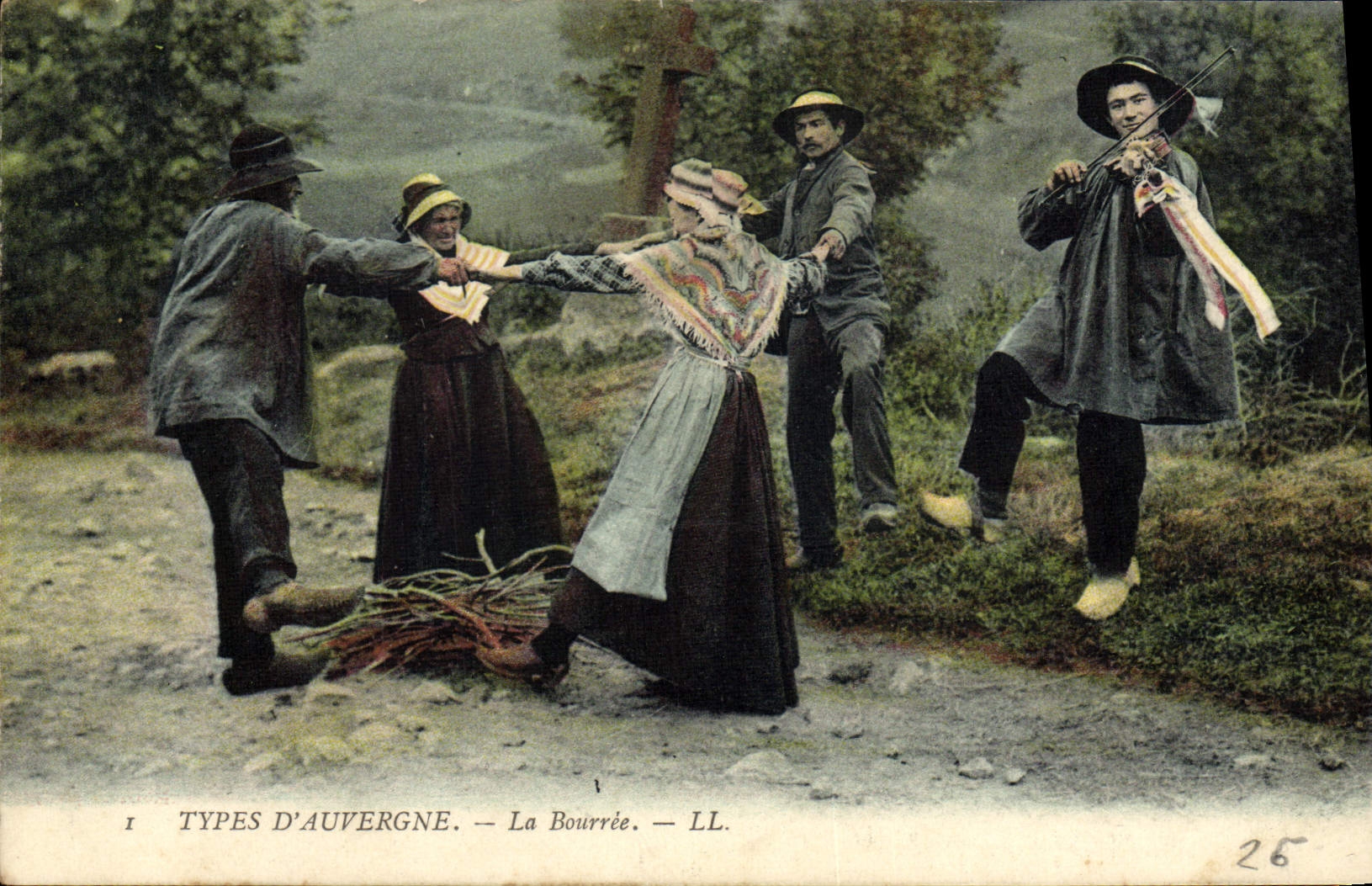 CPA Folklore Auvergne La bourree