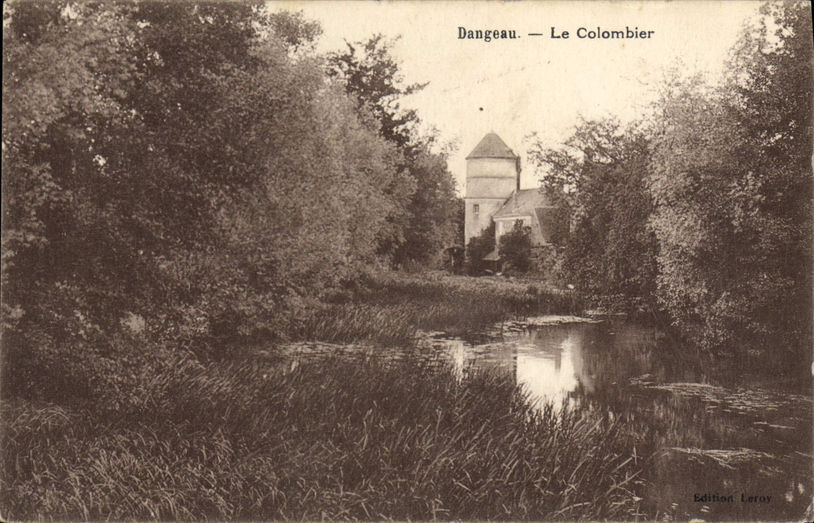 VINTAGE POSTCARD Dove Dangeau Pigeon fancying the dovecote