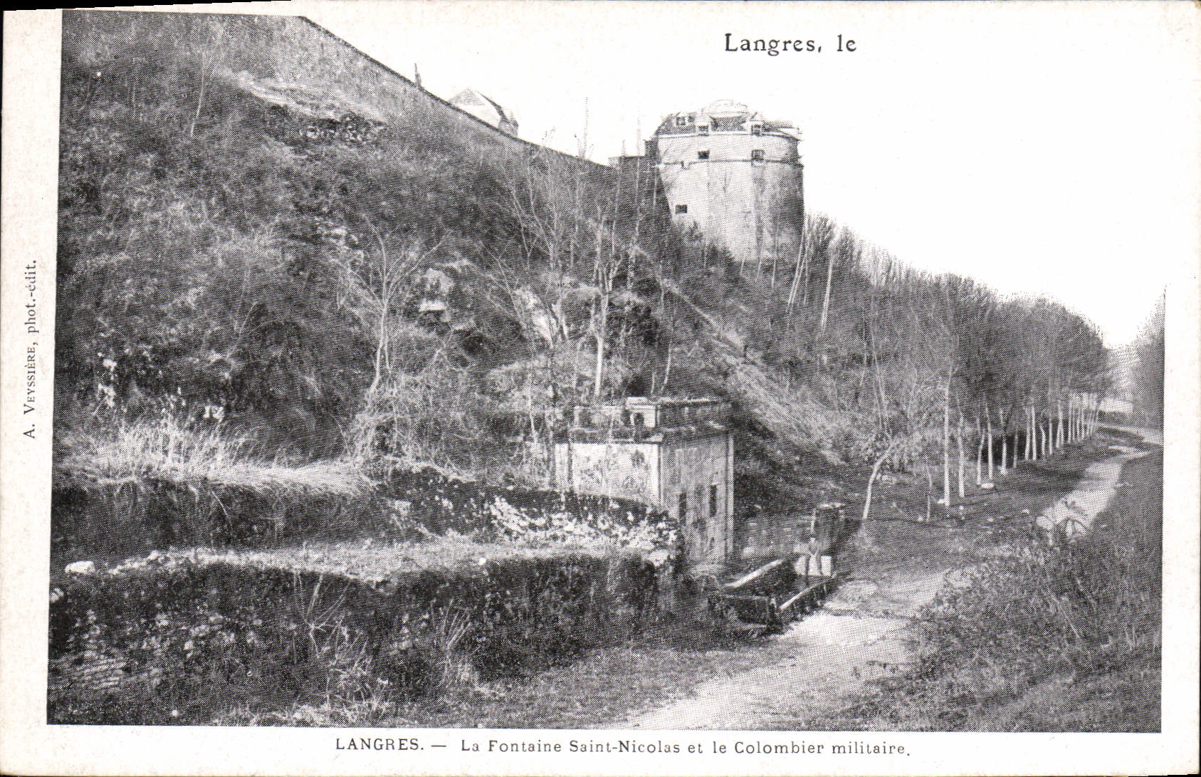 CPA Colombe Colombophilie Langres La fontaine Saint Nicolas et le colombier militaire Militaria