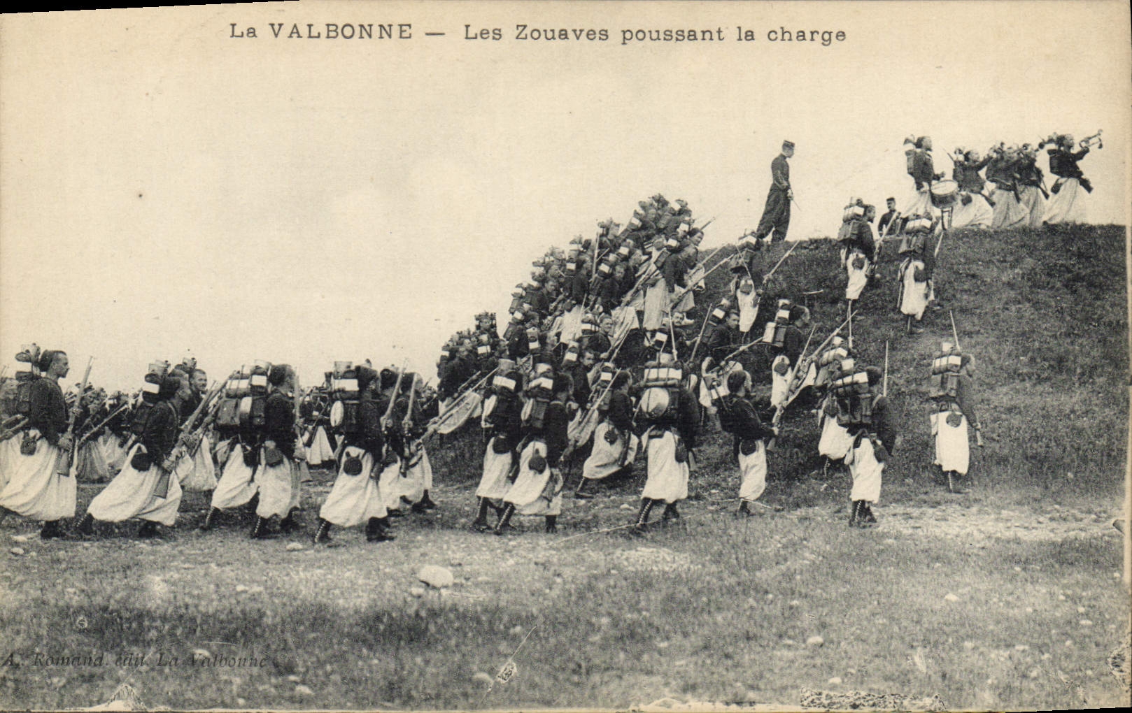 CPA Militaria La Valbonne Les Zouaves poussant la charge