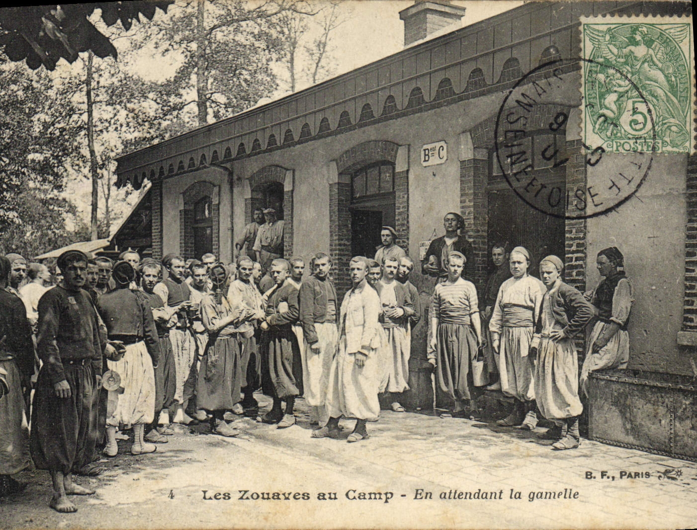 CPA Militaria Les Zouaves au camp En attendant la gamelle 