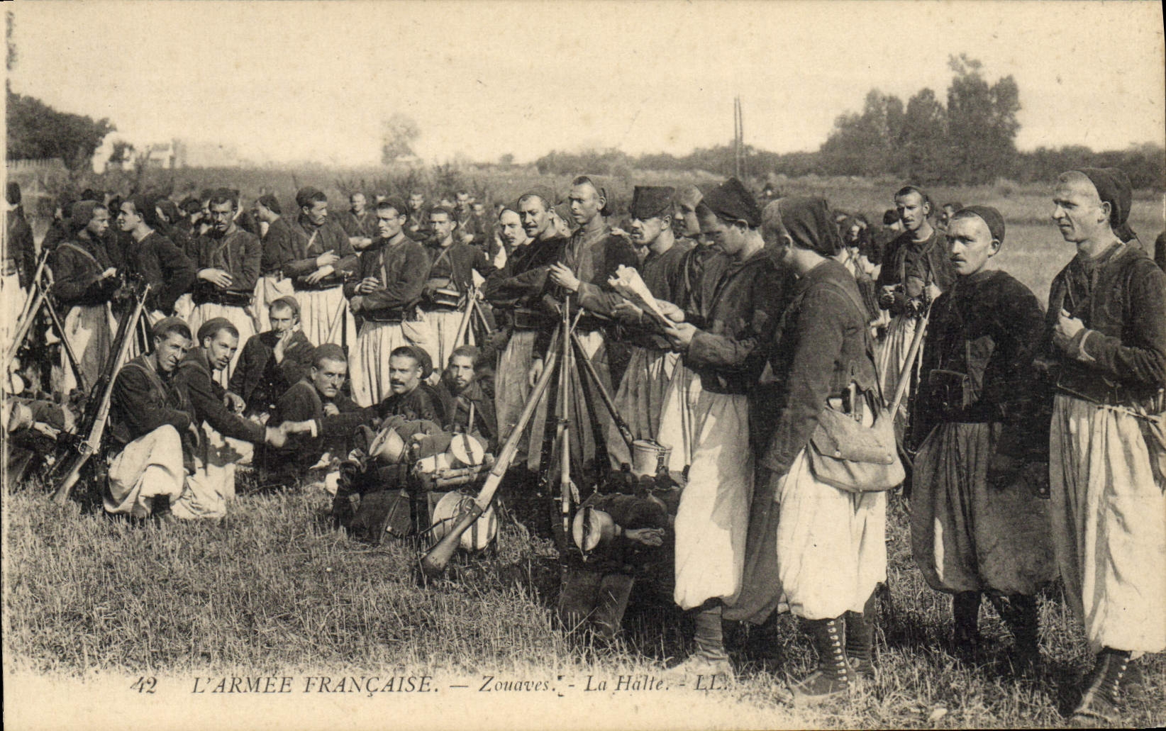 VINTAGE POSTCARD Militaria Zouaves the halt