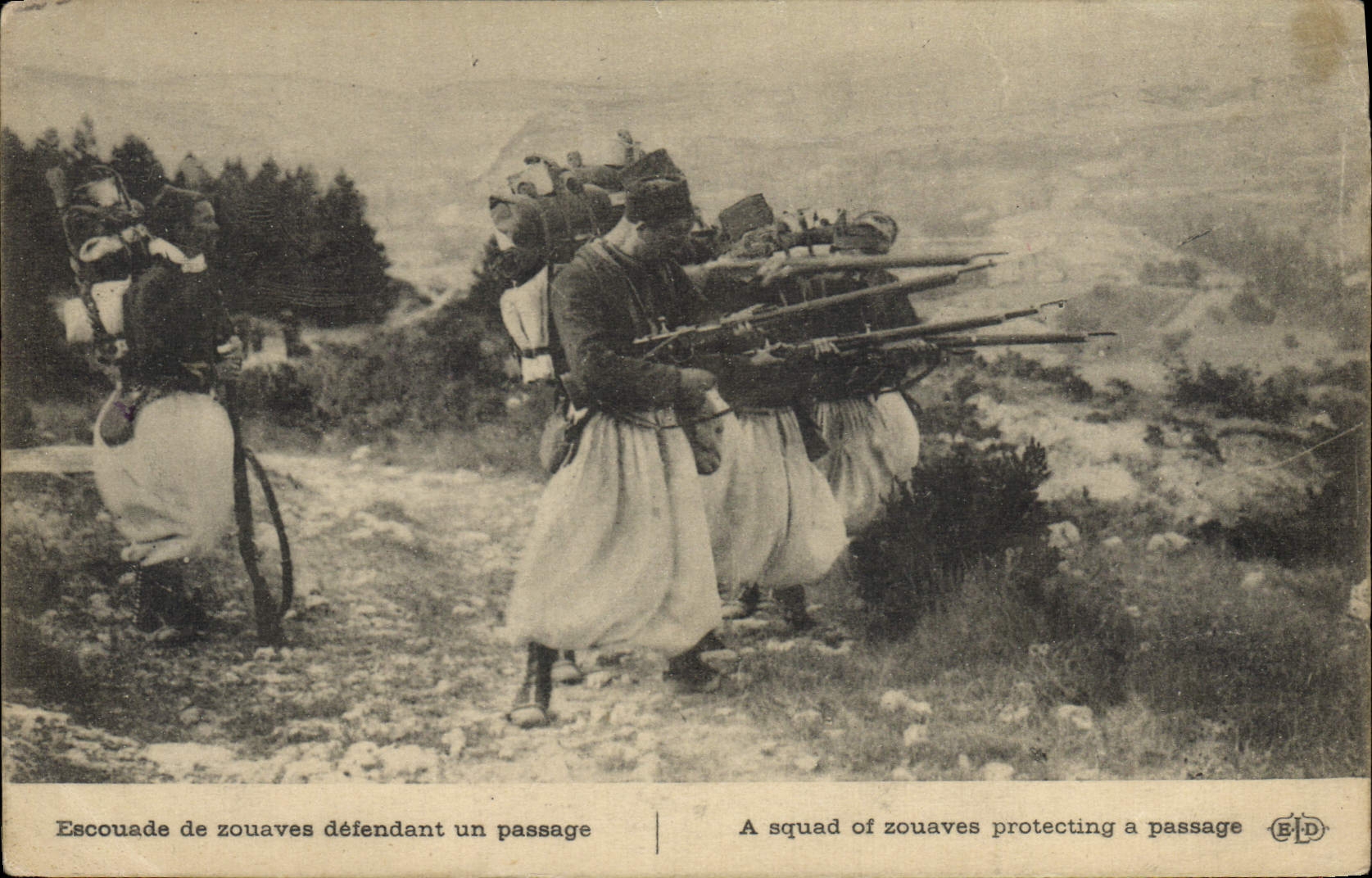 CPA Militaria Escouade de Zouaves defendant un passage