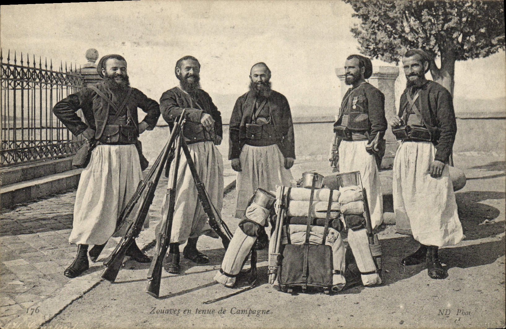 CPA Militaria Zouaves en tenue de campagne 