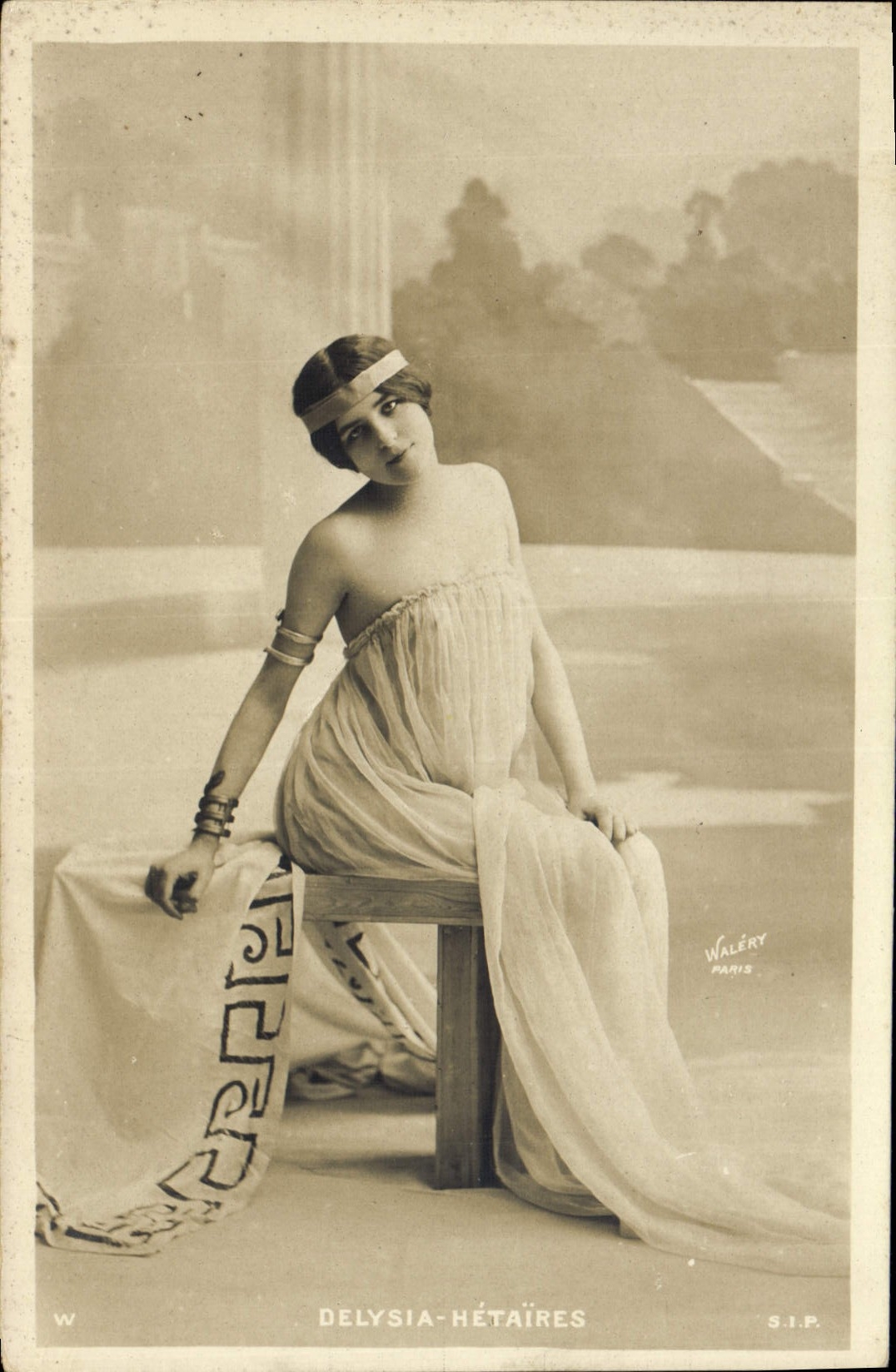 VINTAGE POSTCARD Woman Theater Delysia Hetaires