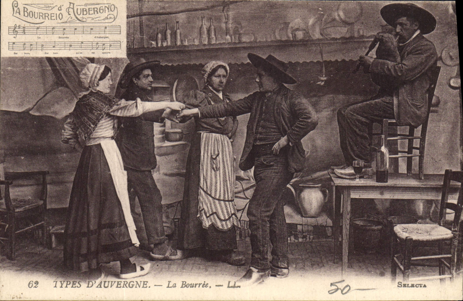 CPA Folklore Auvergne La Bourree