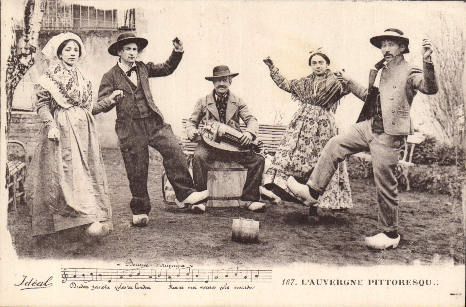 CPA Folklore Auvergne La Bourree