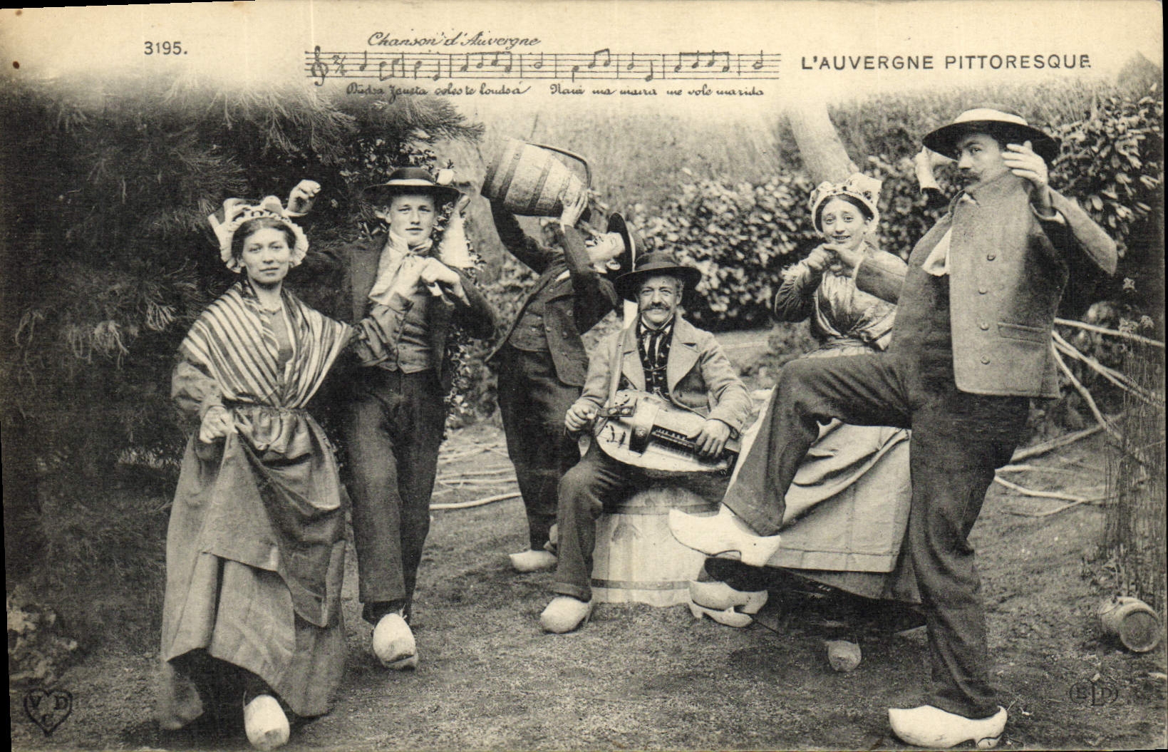 CPA Folklore Auvergne La Bourree 