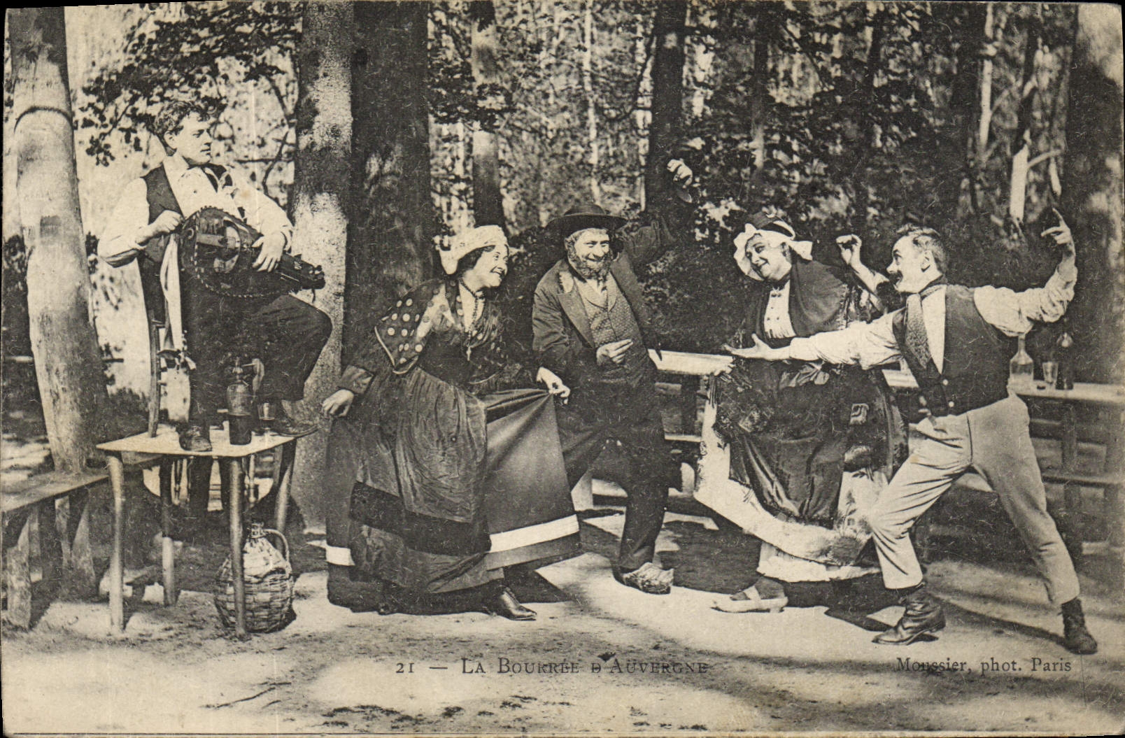 CPA Folklore Auvergne La Bourree 
