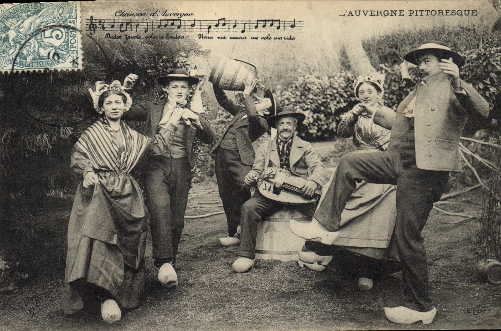 CPA Folklore Auvergne La Bourree 
