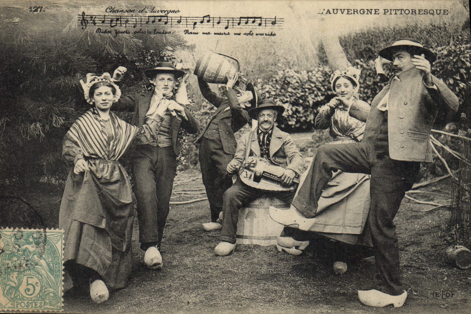 CPA Folklore Auvergne La Bourree 